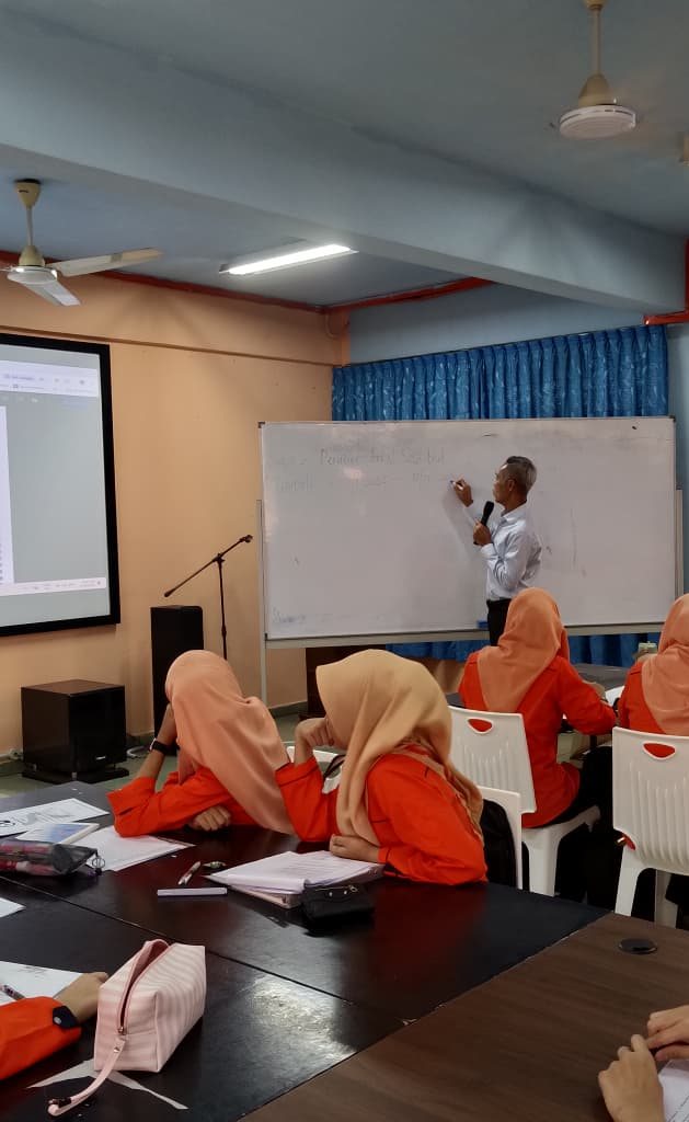 Accounting class at a Kolej Vokasional