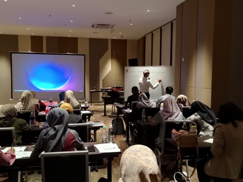 Encik Razali teaching an accounting class