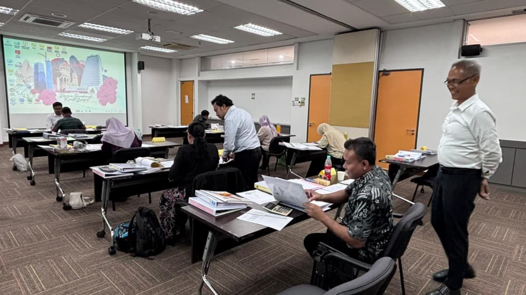 Encik Razali guiding participants during practice